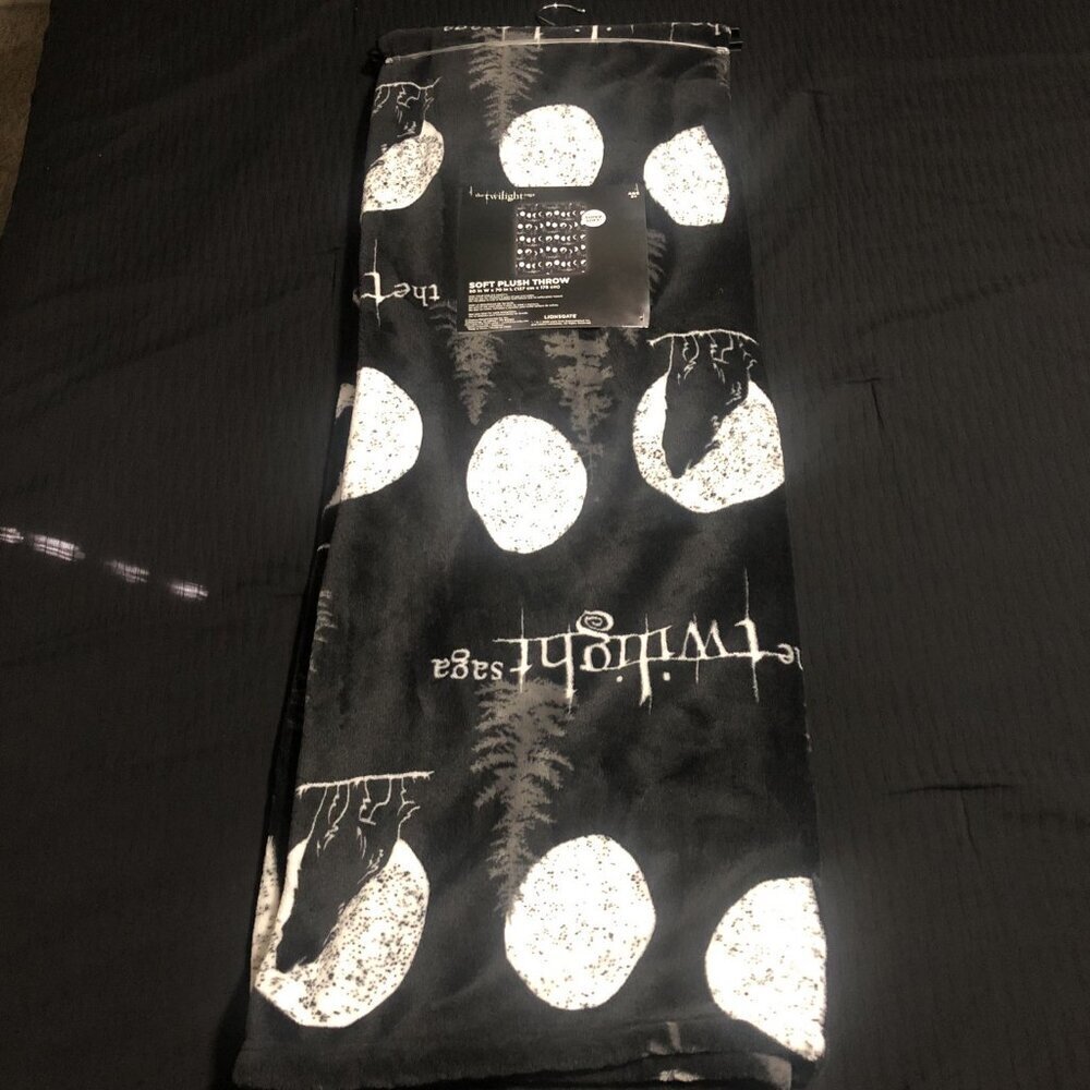 The Twilight Saga Soft Plush Throw, 50in W x 70in L (127 cm x178 cm), Black